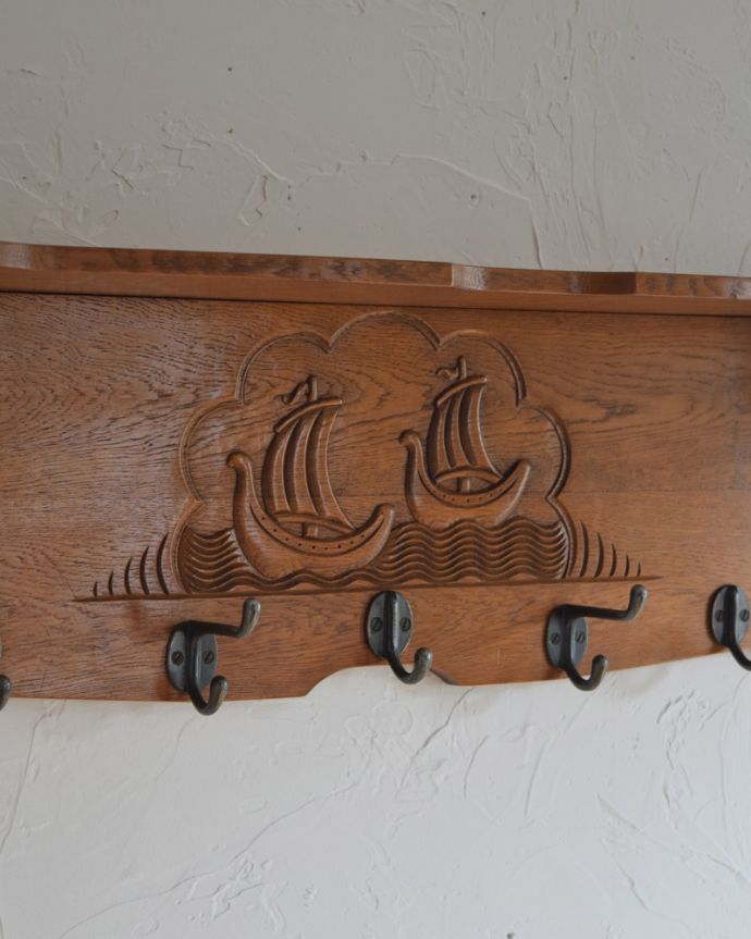 ウォールシェルフ・ウォールハンガー　アンティーク家具　フランスアンティーク家具、帆船が彫刻されたウォールハンガー（壁付けシェルフ）。どこから見ても丁寧に彫りの装飾が施してあります。(j-1840-f)