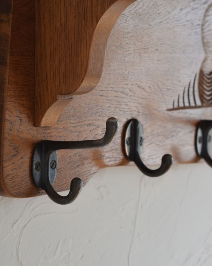 ウォールシェルフ・ウォールハンガー　アンティーク家具　フランスアンティーク家具、帆船が彫刻されたウォールハンガー（壁付けシェルフ）。上下に掛けられる使いやすいフックが付いています。(j-1840-f)