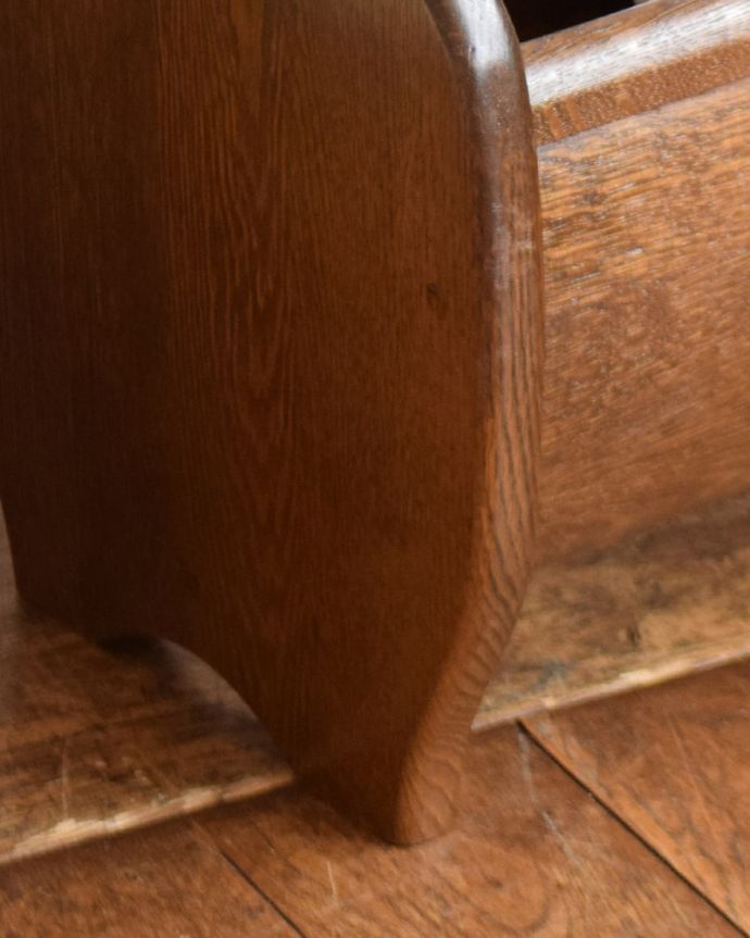 マガジンラック　アンティーク家具　小さなアンティークフランス家具、持ち手にも装飾が付いたマガジンラック。メンテナンスしているので安心してお使いいただけます。(j-1842-f)