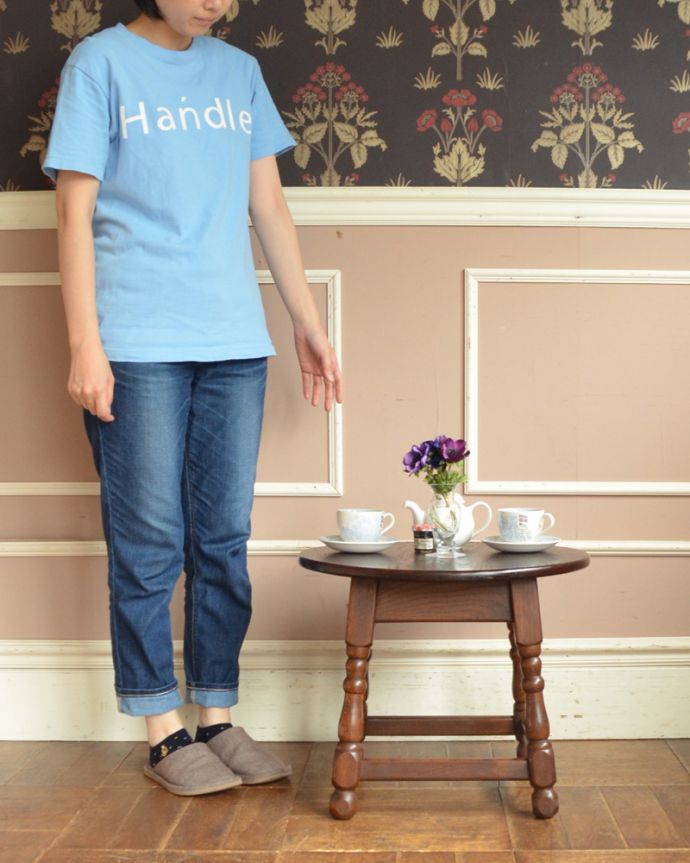 アンティークのテーブル アンティーク家具 英国スタイルのアンティーク家具、小さくて可愛いサイズのティーテーブル(オケージョナルテーブル)。そっと壁に付けて置くだけで、オシャレな雰囲気に。(j-1844-f)