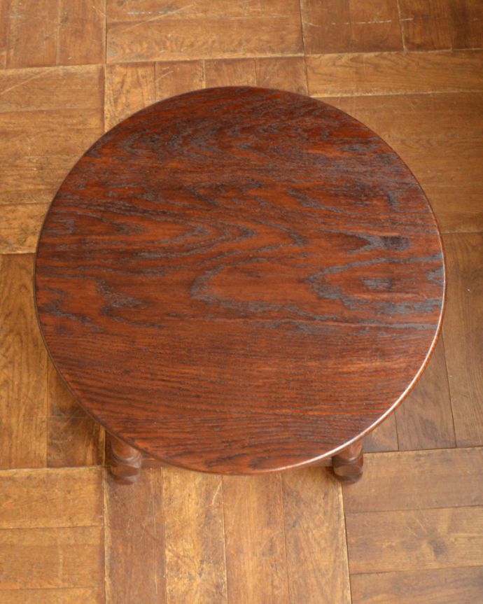 アンティークのテーブル アンティーク家具 英国スタイルのアンティーク家具、小さくて可愛いサイズのティーテーブル(オケージョナルテーブル)。上から見ると、天板はこんな感じ。(j-1844-f)