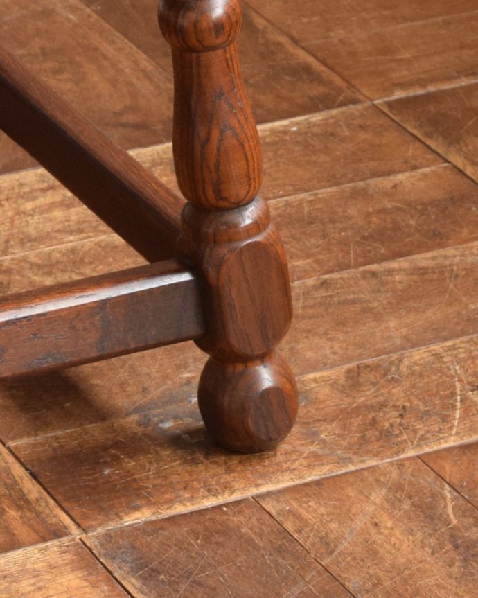 アンティークのテーブル アンティーク家具 英国スタイルのアンティーク家具、小さくて可愛いサイズのティーテーブル(オケージョナルテーブル)。桟が入っているのでバランスよく安定しています。(j-1844-f)