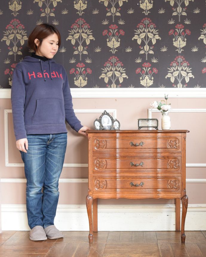 アンティークのチェスト　アンティーク家具　フランス輸入の脚の長いアンティーク家具、エレガントな３段チェスト。チェアの横に置けば、サイドテーブル代わりに。(j-1845-f)