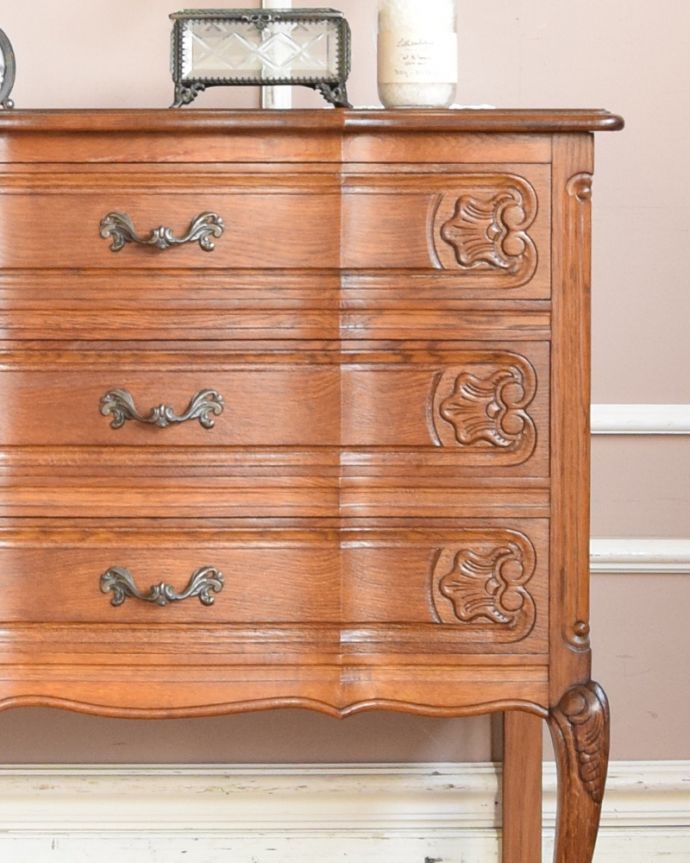 アンティークのチェスト　アンティーク家具　フランス輸入の脚の長いアンティーク家具、エレガントな３段チェスト。繊細で高級感たっぷりの扉の彫り。(j-1845-f)