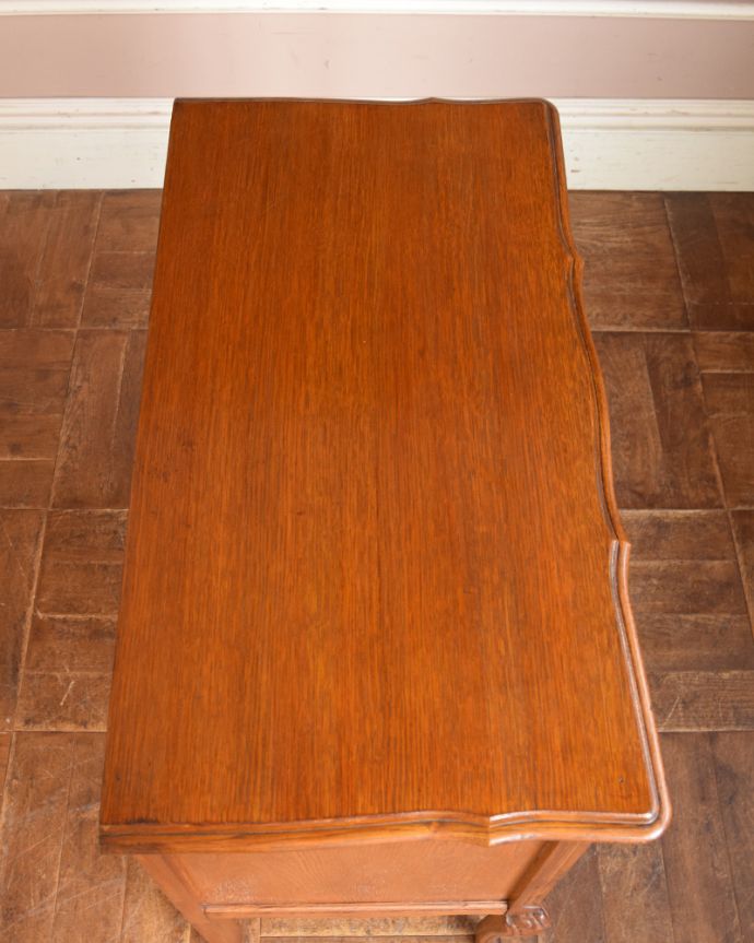 アンティークのチェスト　アンティーク家具　フランス輸入の脚の長いアンティーク家具、エレガントな３段チェスト。天板もピカピカにお直ししてあります。(j-1845-f)