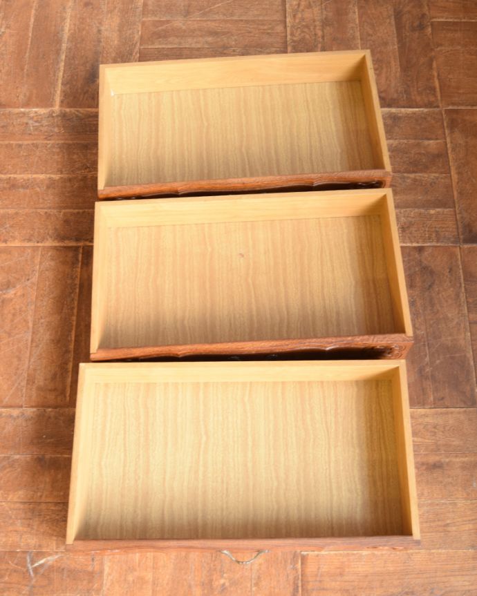 アンティークのチェスト　アンティーク家具　フランス輸入の脚の長いアンティーク家具、エレガントな３段チェスト。引き出しは全部で３杯です。(j-1845-f)