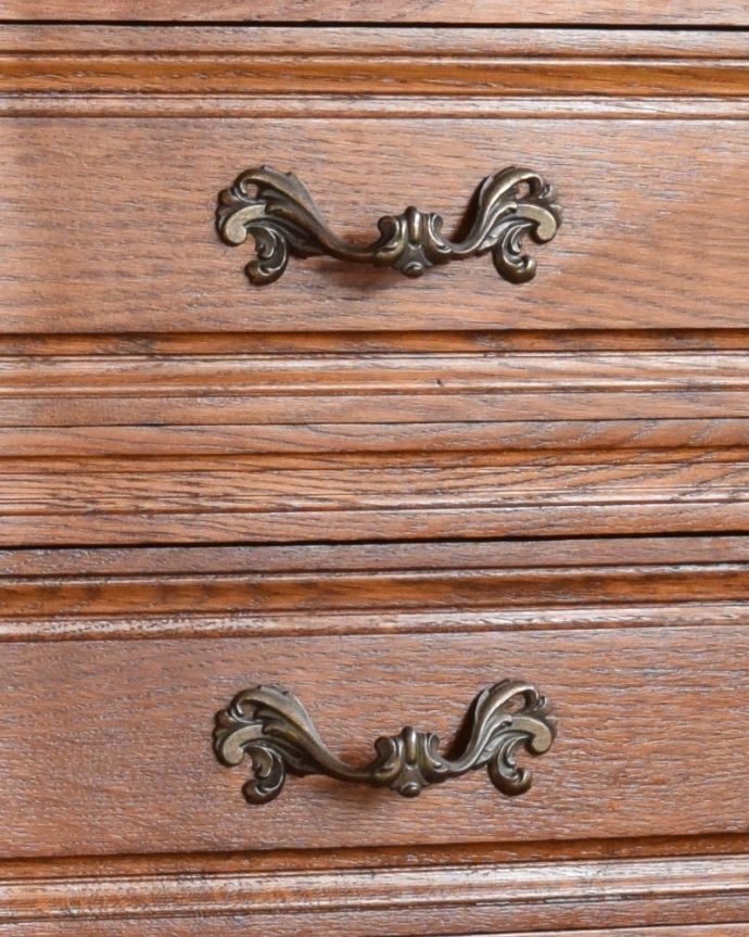 アンティークのチェスト　アンティーク家具　フランス輸入の脚の長いアンティーク家具、エレガントな３段チェスト。優雅な引き出しの取っ手です。(j-1845-f)