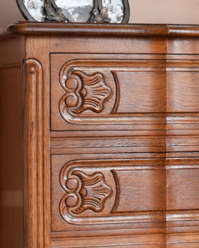 アンティークのチェスト　アンティーク家具　フランス輸入の脚の長いアンティーク家具、エレガントな３段チェスト。高級感のある彫。(j-1845-f)