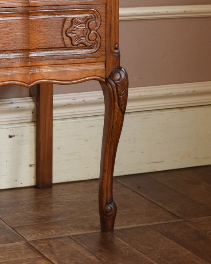 アンティークのチェスト　アンティーク家具　フランス輸入の脚の長いアンティーク家具、エレガントな３段チェスト。人気の猫脚です。(j-1845-f)