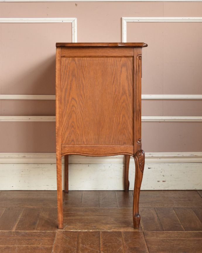 アンティークのチェスト　アンティーク家具　フランス輸入の脚の長いアンティーク家具、エレガントな３段チェスト。サイドも額縁のような高級感のある彫。(j-1845-f)