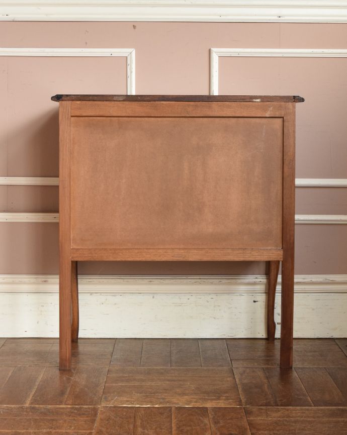 アンティークのチェスト　アンティーク家具　フランス輸入の脚の長いアンティーク家具、エレガントな３段チェスト。アンティークは新品ではないので、もちろん経年変化によるキズはありますが、専門の職人が目立たないようキレイにお直しをしているので、後姿までキレイです。(j-1845-f)