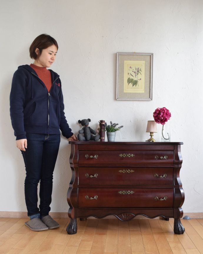 アンティークのチェスト　アンティーク家具　マホガニー材のチェスト（コモード）、高級感溢れるアンティーク家具。高級感があって女性らしい優しい曲線。(j-1846-f)
