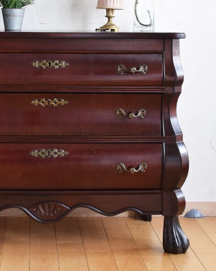 アンティークのチェスト　アンティーク家具　マホガニー材のチェスト（コモード）、高級感溢れるアンティーク家具。リビングではメモ、リモコン、筆記用具など近くに置いておきたいものを収納しておけばとっても便利ですよ。(j-1846-f)
