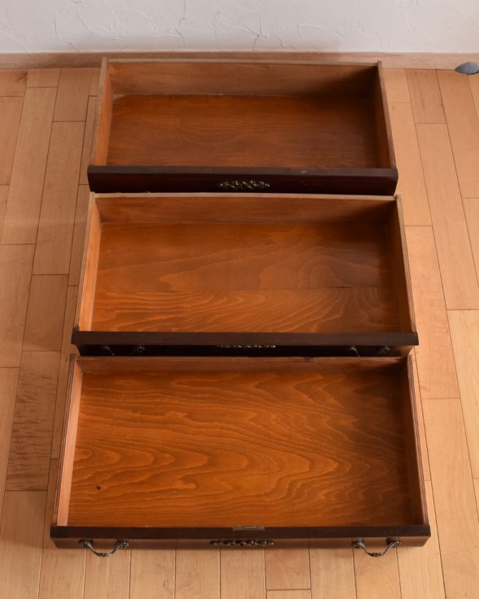 アンティークのチェスト　アンティーク家具　マホガニー材のチェスト（コモード）、高級感溢れるアンティーク家具。引き出しは全部で３杯。(j-1846-f)