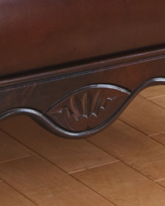 アンティークのチェスト　アンティーク家具　マホガニー材のチェスト（コモード）、高級感溢れるアンティーク家具。隅々まで繊細な彫があります。(j-1846-f)