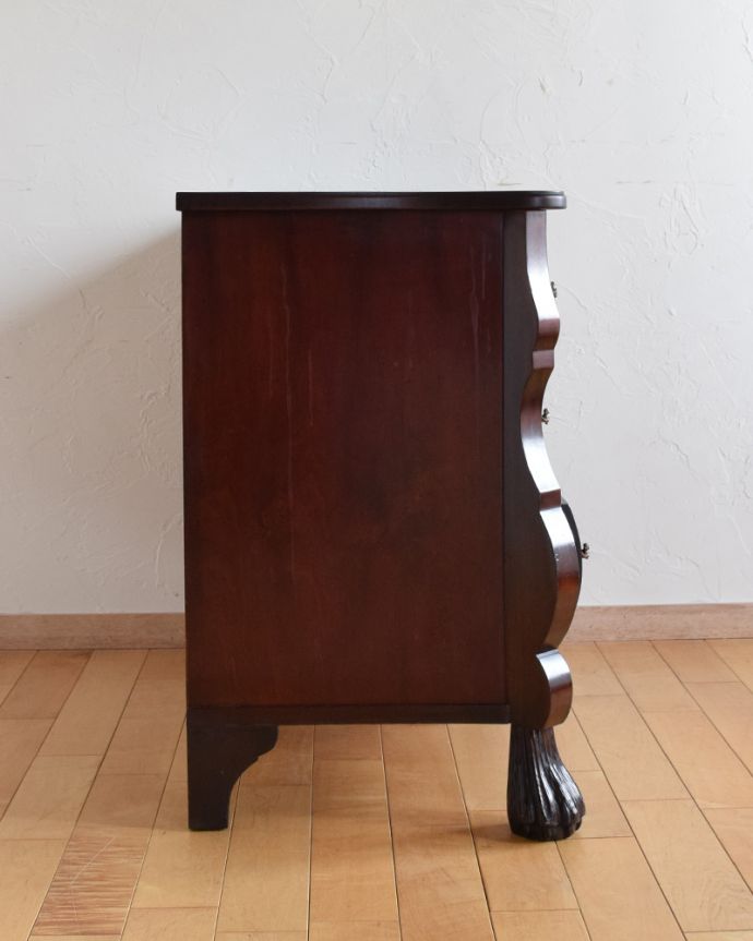 アンティークのチェスト　アンティーク家具　マホガニー材のチェスト（コモード）、高級感溢れるアンティーク家具。前板が波打っています。(j-1846-f)