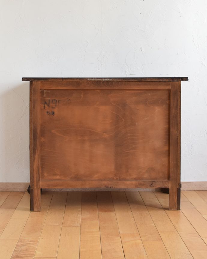 アンティークのチェスト　アンティーク家具　マホガニー材のチェスト（コモード）、高級感溢れるアンティーク家具。アンティークは新品ではないので、もちろん経年変化によるキズはありますが、専門の職人が目立たないようキレイにお直しをしているので、後姿までキレイです。(j-1846-f)