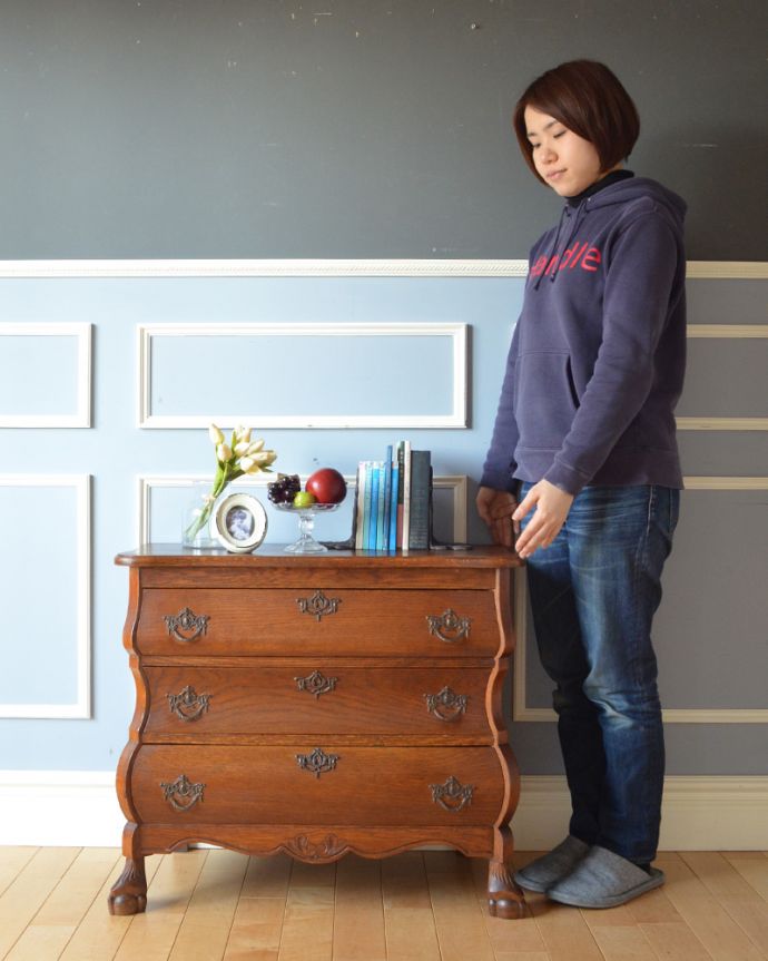 アンティークのチェスト アンティーク家具 フランス輸入のアンティーク家具、オーク材の3段チェスト(コモード)。美しい曲線美がフランスらしいんです。(j-1847-f)