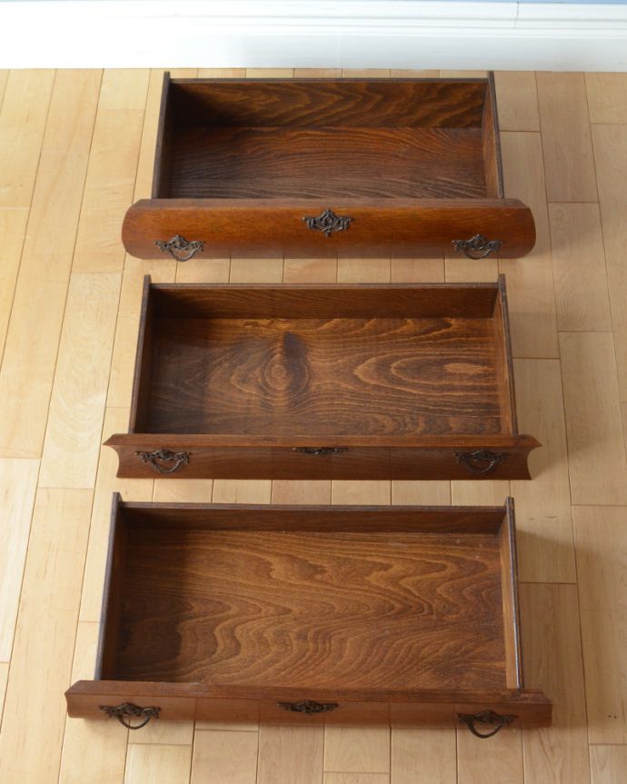 アンティークのチェスト アンティーク家具 フランス輸入のアンティーク家具、オーク材の3段チェスト(コモード)。何を入れてもOK引き出しは3杯。(j-1847-f)