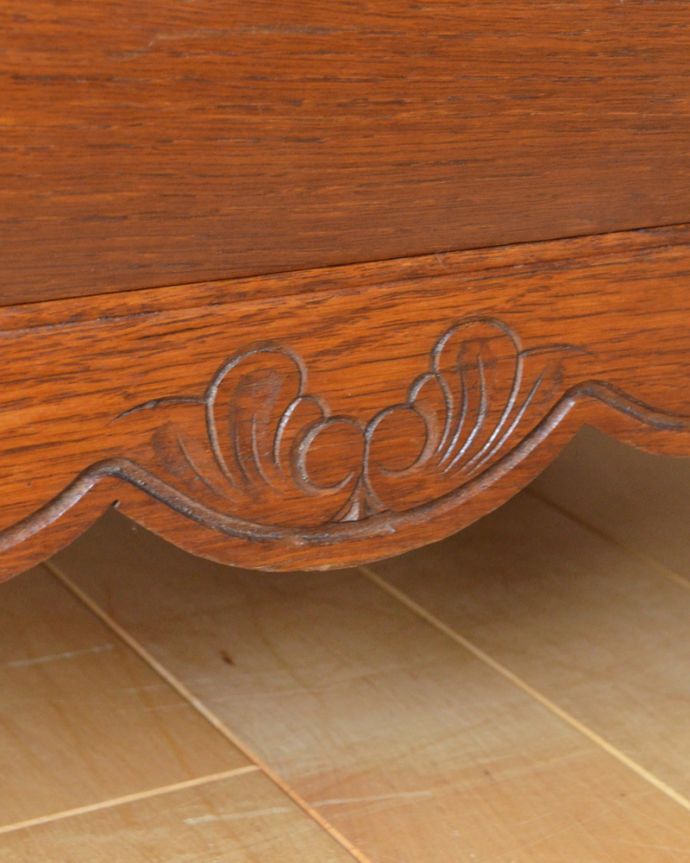 アンティークのチェスト アンティーク家具 フランス輸入のアンティーク家具、オーク材の3段チェスト(コモード)。やっぱり彫が一番!何と言ってもフランスらしい優雅で上品なデザインです。(j-1847-f)