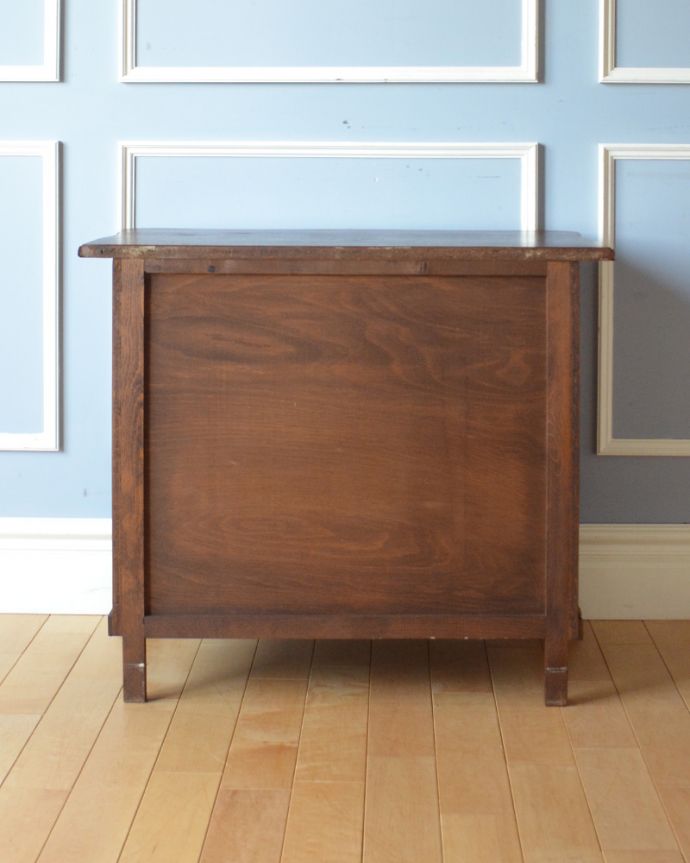 アンティークのチェスト アンティーク家具 フランス輸入のアンティーク家具、オーク材の3段チェスト(コモード)。メンテナンスしてあるので後姿もキレイ!アンティークは新品ではないので、もちろん経年変化によるキズはありますが、専門の職人が目立たないようキレイにお直しをしているので、後姿までキレイです。(j-1847-f)