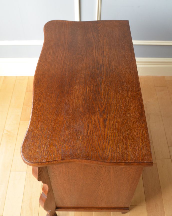 アンティークのチェスト アンティーク家具 フランス輸入のアンティーク家具、オーク材の3段チェスト(コモード)。何を置こうかな・・・?上から見ると、天板はこんな感じ。(j-1847-f)