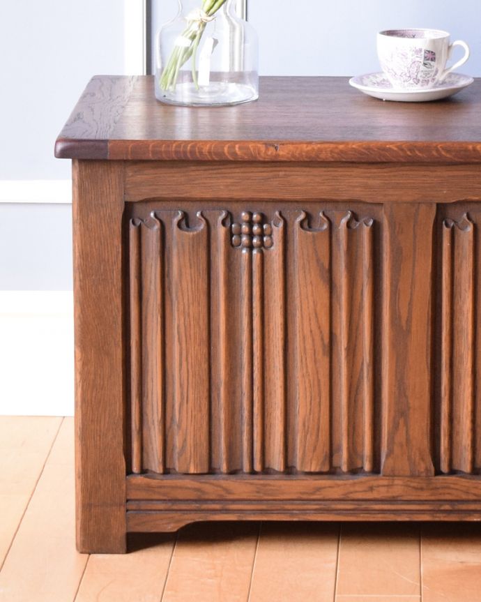 ブランケットボックス・収納ボックス　アンティーク家具　箱型の収納家具はコファー、オーク材のアンティーク家具。繊細で美しい彫刻は見事です。(j-1848-f)