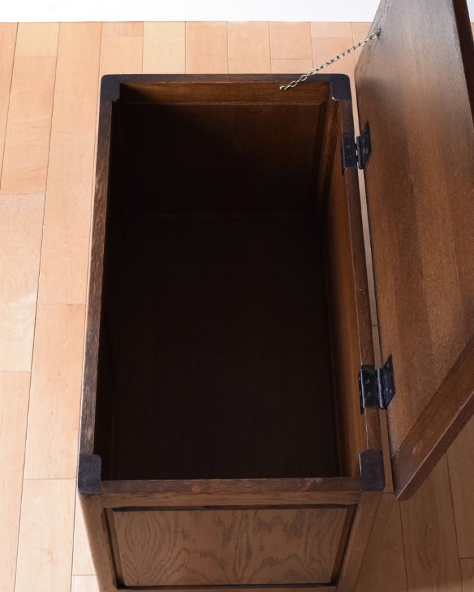 ブランケットボックス・収納ボックス　アンティーク家具　箱型の収納家具はコファー、オーク材のアンティーク家具。フタを開くと･･･本やクッション、ブランケットなど、リビングで散らかっているものの収納に大助かり！内側も美しい状態です。(j-1848-f)