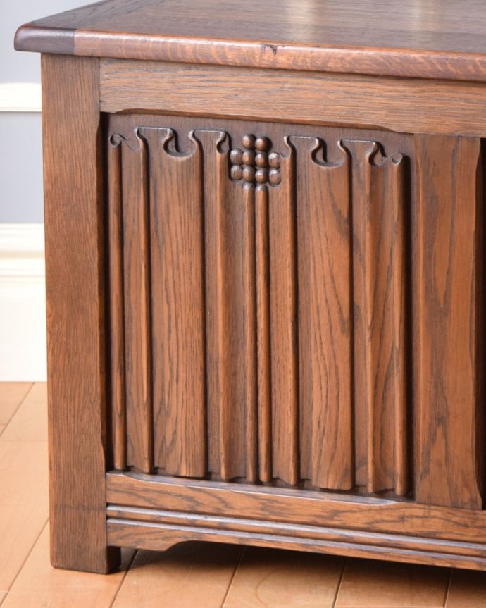 ブランケットボックス・収納ボックス　アンティーク家具　箱型の収納家具はコファー、オーク材のアンティーク家具。リネンフォールドという名の装飾。(j-1848-f)