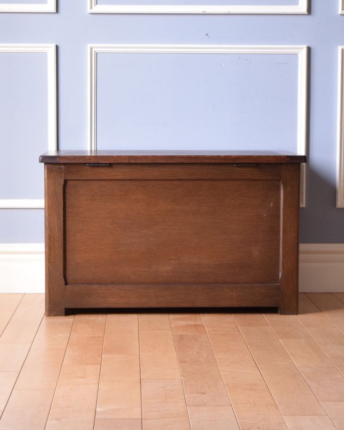 ブランケットボックス・収納ボックス　アンティーク家具　箱型の収納家具はコファー、オーク材のアンティーク家具。アンティークは新品ではないので、もちろん経年変化によるキズはありますが、専門の職人が目立たないようキレイにお直しをしているので、後姿までキレイです。(j-1848-f)