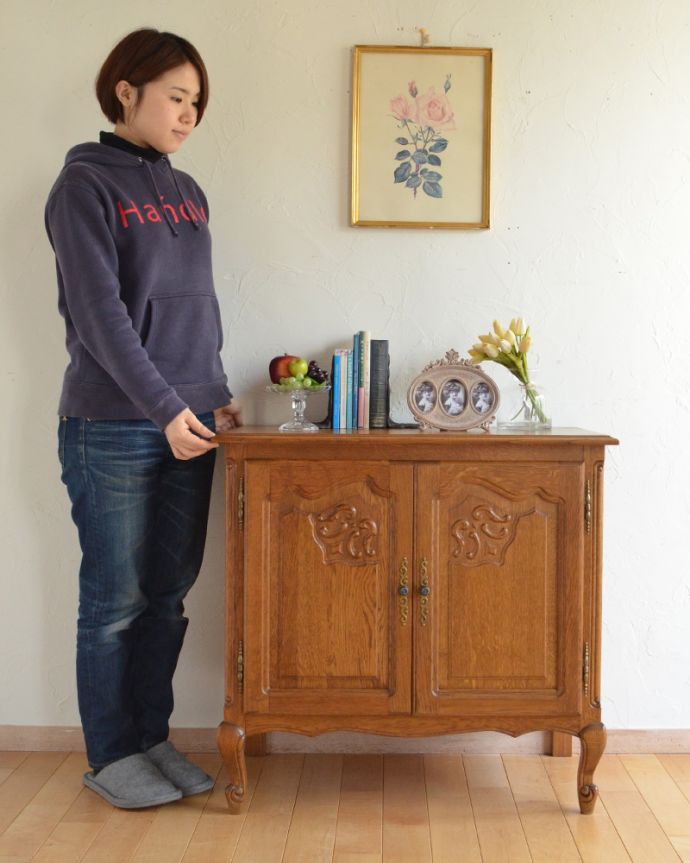 アンティークのキャビネット　アンティーク家具　和室にも合うフランスキャビネット、優雅な彫りが美しいアンティーク家具。美しい彫で存在感があるキャビネット。(j-1849-f)