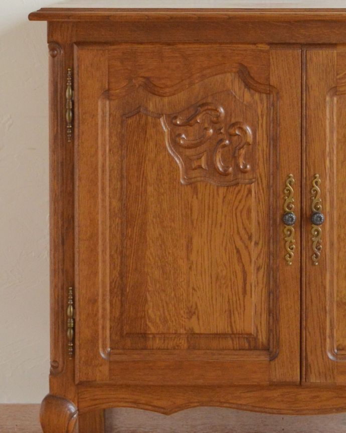 アンティークのキャビネット　アンティーク家具　和室にも合うフランスキャビネット、優雅な彫りが美しいアンティーク家具。繊細で高級感たっぷりの扉の彫り。(j-1849-f)