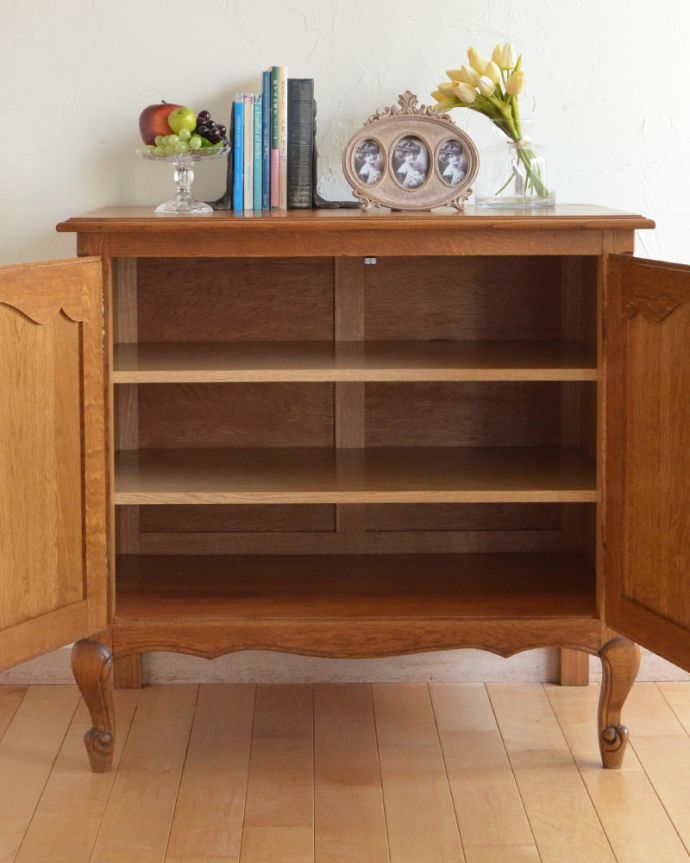 アンティークのキャビネット　アンティーク家具　和室にも合うフランスキャビネット、優雅な彫りが美しいアンティーク家具。棚板があるので整理しやすいです。(j-1849-f)