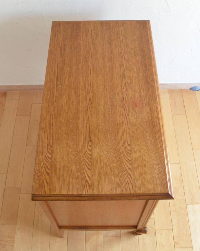 アンティークのキャビネット　アンティーク家具　和室にも合うフランスキャビネット、優雅な彫りが美しいアンティーク家具。天板もキレイな状態で仕上げてあります。(j-1849-f)