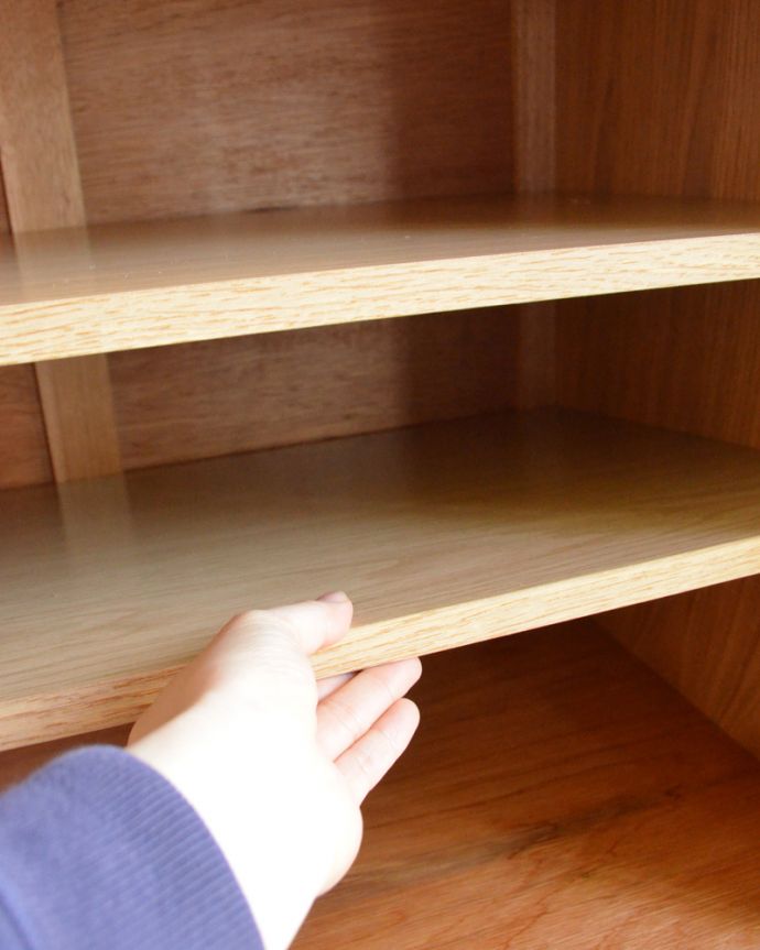 アンティークのキャビネット　アンティーク家具　和室にも合うフランスキャビネット、優雅な彫りが美しいアンティーク家具。棚板は２枚。(j-1849-f)