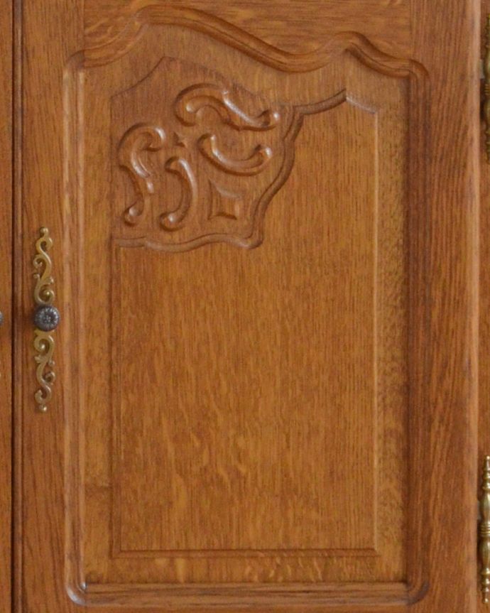 アンティークのキャビネット　アンティーク家具　和室にも合うフランスキャビネット、優雅な彫りが美しいアンティーク家具。植物があしらわれた装飾にはどこか和の美しさを感じます。(j-1849-f)