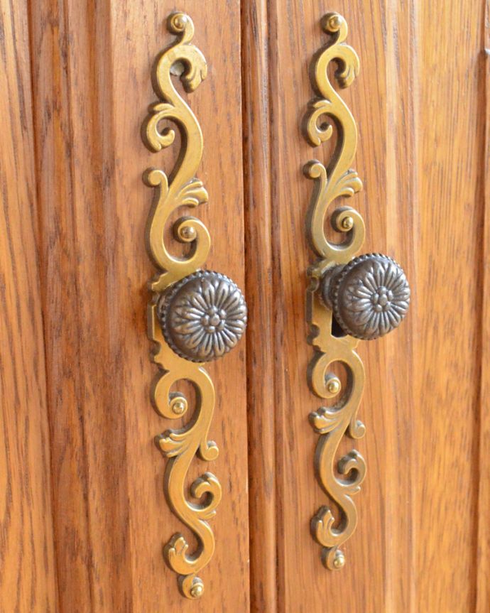 アンティークのキャビネット　アンティーク家具　和室にも合うフランスキャビネット、優雅な彫りが美しいアンティーク家具。凝った繊細な装飾が、フランスらしいです。(j-1849-f)