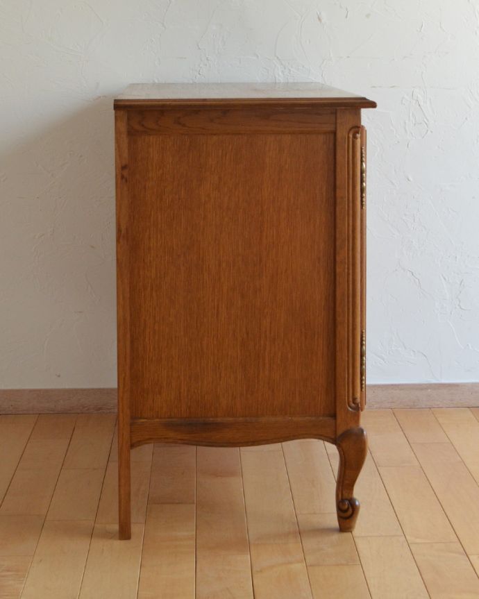 アンティークのキャビネット　アンティーク家具　和室にも合うフランスキャビネット、優雅な彫りが美しいアンティーク家具。サイドも額縁みたいな高級感のある彫。(j-1849-f)