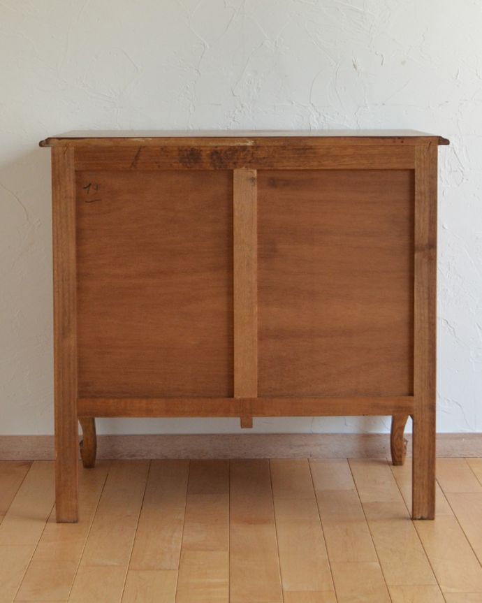 アンティークのキャビネット　アンティーク家具　和室にも合うフランスキャビネット、優雅な彫りが美しいアンティーク家具。アンティークは新品ではないので、もちろん経年変化によるキズはありますが、専門の職人が目立たないようキレイにお直しをしているので、後姿までキレイです。(j-1849-f)