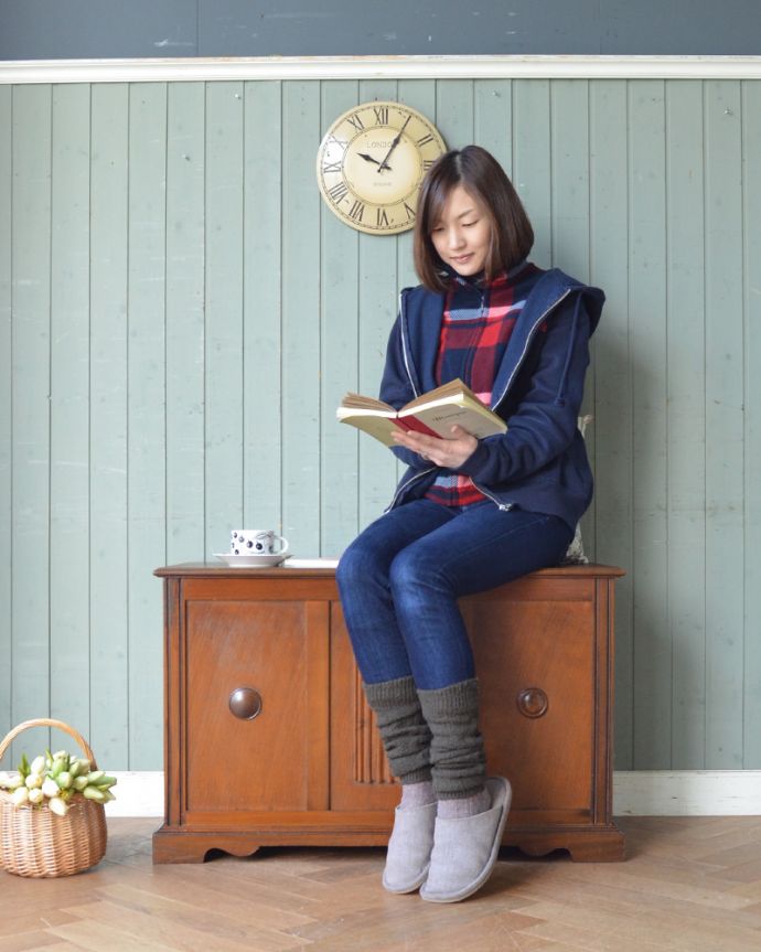 ブランケットボックス・収納ボックス　アンティーク家具　テーブルにもベンチにもなるコファー、人気なアンティーク家具。玄関やダイニングにちょっと置けば、腰掛けるベンチとしても使えます。(j-1850-f)