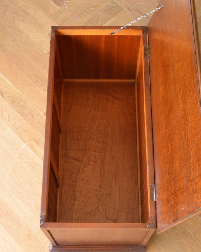 ブランケットボックス・収納ボックス　アンティーク家具　テーブルにもベンチにもなるコファー、人気なアンティーク家具。フタを開くと･･･本やクッション、ブランケットなど、リビングで散らかっているものの収納に大助かり！内側も美しい状態です。(j-1850-f)