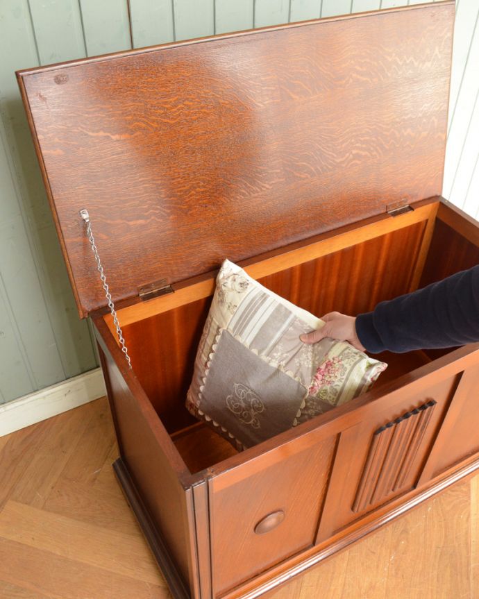 ブランケットボックス・収納ボックス　アンティーク家具　テーブルにもベンチにもなるコファー、人気なアンティーク家具。中もきちんとメンテナンスしているので、安心してお使いくださいね。(j-1850-f)