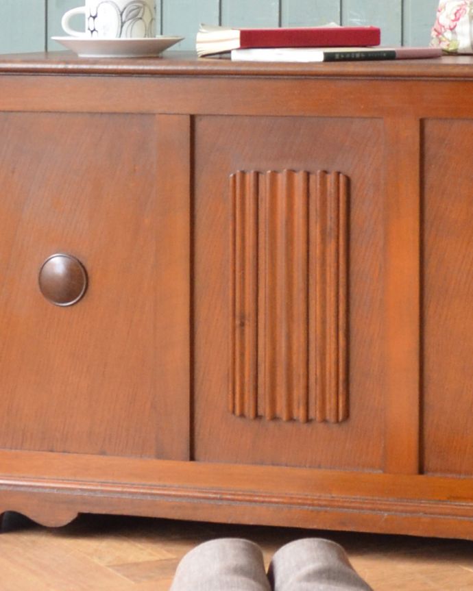 ブランケットボックス・収納ボックス　アンティーク家具　テーブルにもベンチにもなるコファー、人気なアンティーク家具。繊細で美しい彫刻は見事です。(j-1850-f)