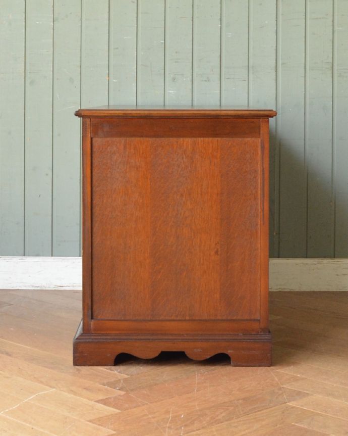 ブランケットボックス・収納ボックス　アンティーク家具　テーブルにもベンチにもなるコファー、人気なアンティーク家具。サイドから見てもキレイです！どこから見てもかっこいいのでご安心くださいね。(j-1850-f)