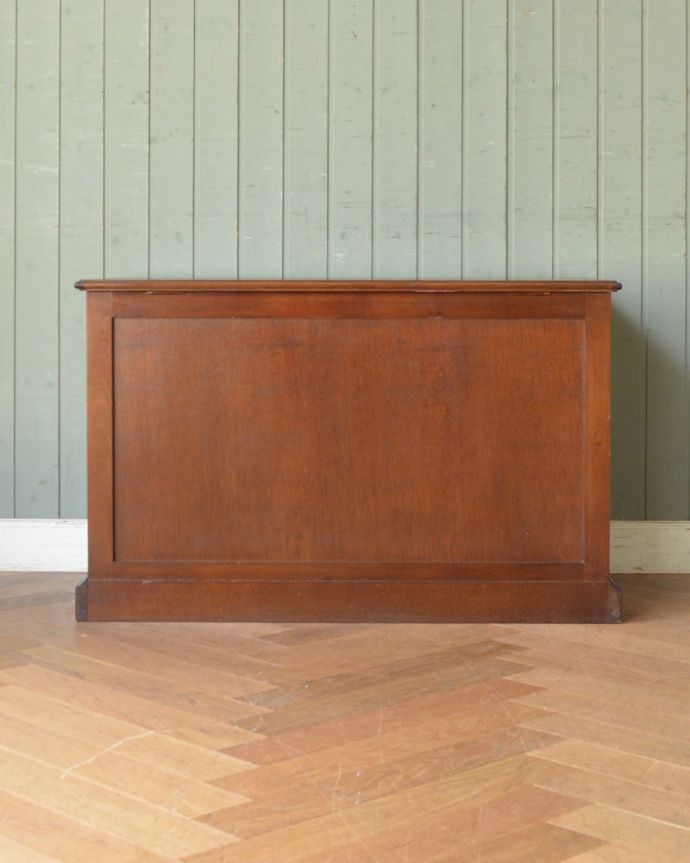 ブランケットボックス・収納ボックス　アンティーク家具　テーブルにもベンチにもなるコファー、人気なアンティーク家具。アンティークは新品ではないので、もちろん経年変化によるキズはありますが、専門の職人が目立たないようキレイにお直しをしているので、後姿までキレイです。(j-1850-f)