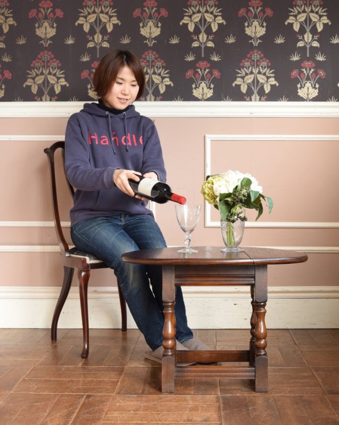 ロイドテーブル　アンティーク家具　アンティークの英国家具、伸張式で便利なコーヒーテーブル（サイドテーブル）。茶色の家具は和室の畳との相性がバツグン！ちゃぶ台のようにして使ってみてはいかがでしょうか？（モデルの身長は158cmです）。(j-1851-f)