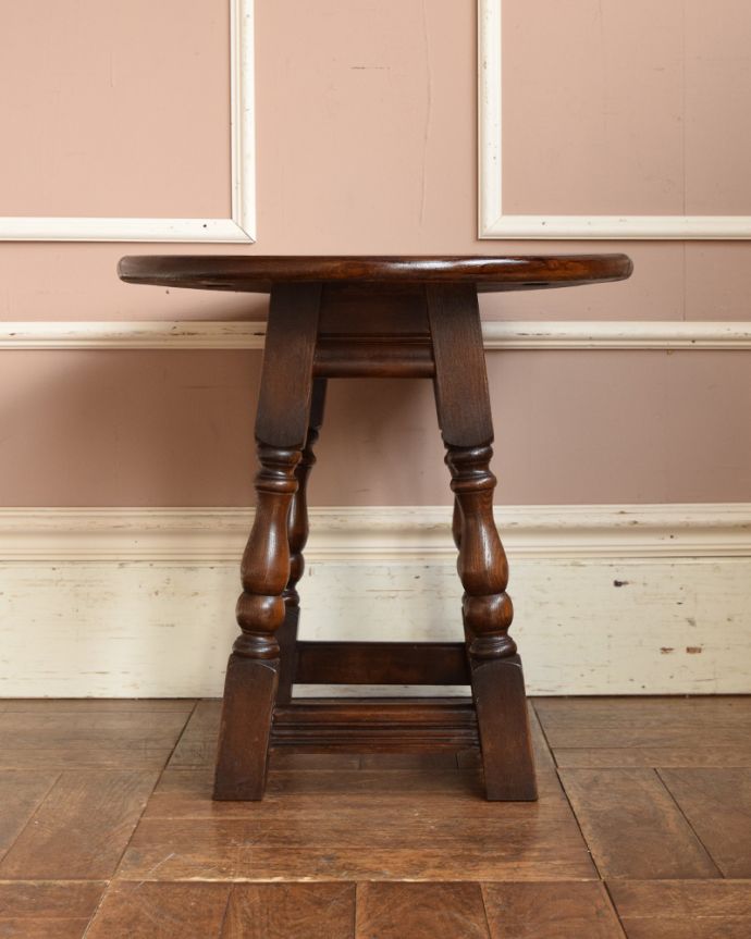 ロイドテーブル　アンティーク家具　アンティークの英国家具、伸張式で便利なコーヒーテーブル（サイドテーブル）。デザインのある脚が可愛いです。(j-1851-f)