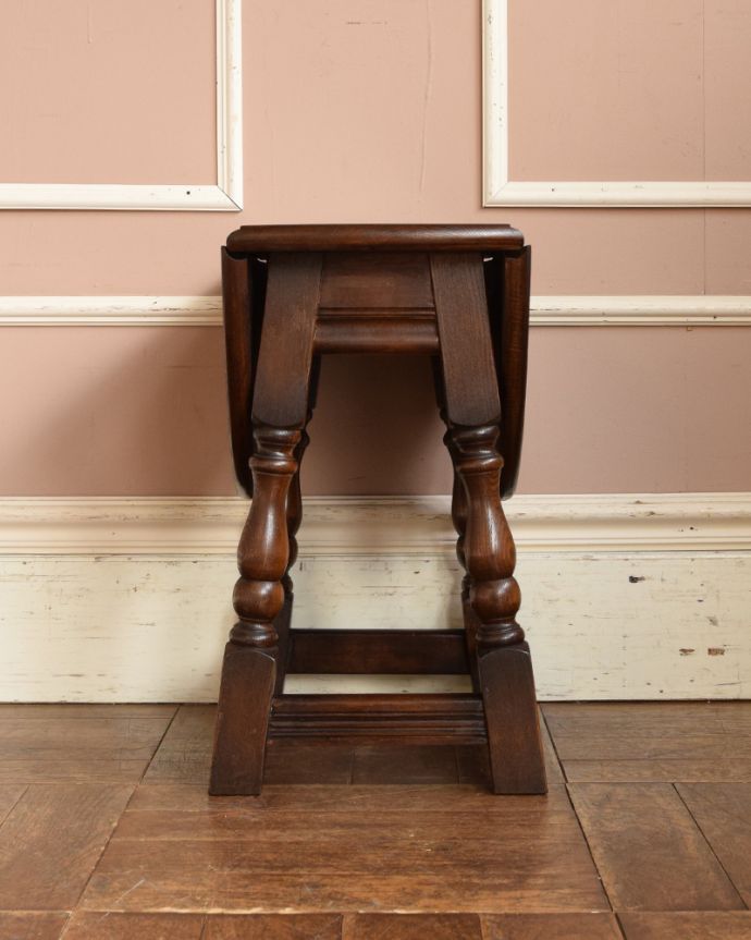 ロイドテーブル　アンティーク家具　アンティークの英国家具、伸張式で便利なコーヒーテーブル（サイドテーブル）。壁付けにして、花台や電話台のように使ってもいいですね。(j-1851-f)