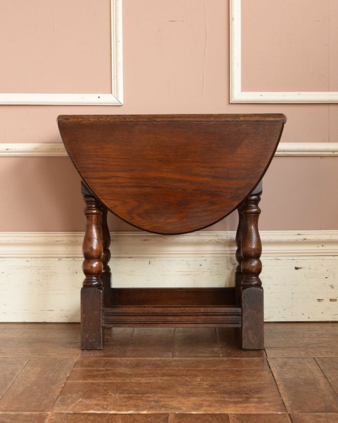 ロイドテーブル　アンティーク家具　アンティークの英国家具、伸張式で便利なコーヒーテーブル（サイドテーブル）。ちょっとした場所に広げられるので、お茶の時間にピッタリ！。(j-1851-f)