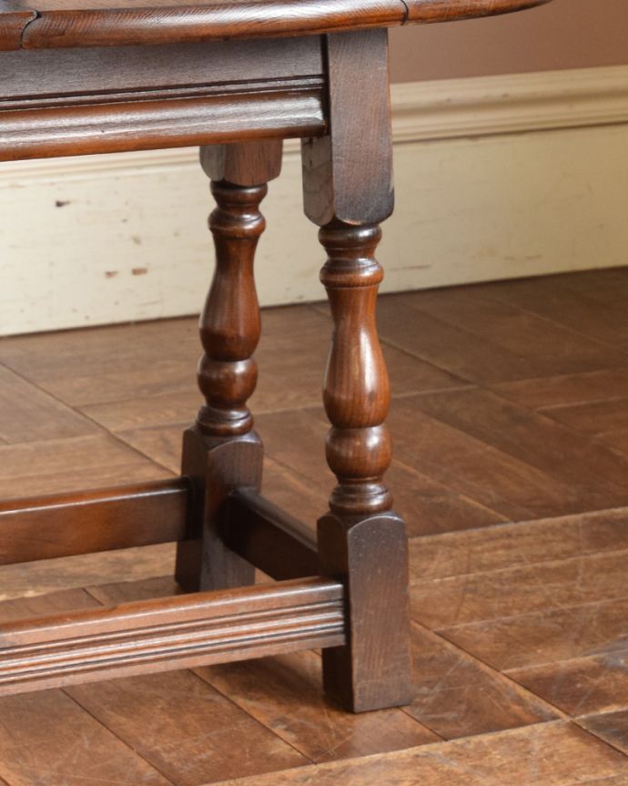 ロイドテーブル　アンティーク家具　アンティークの英国家具、伸張式で便利なコーヒーテーブル（サイドテーブル）。キチンとお直ししました。(j-1851-f)